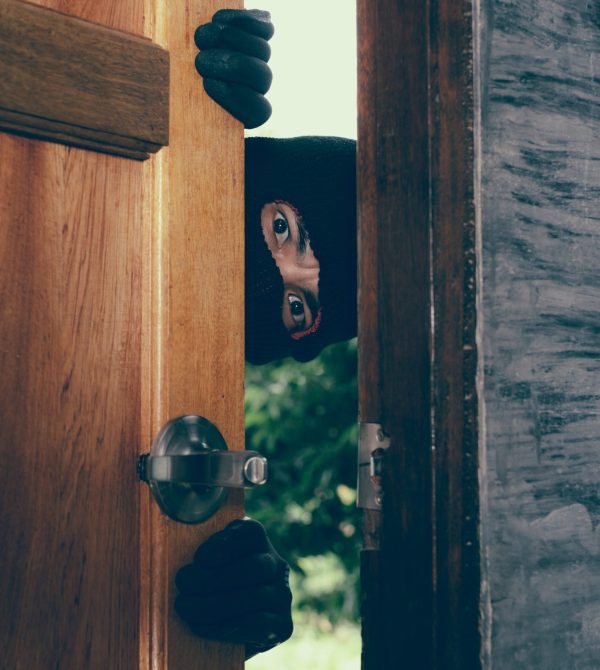 The male thief appeared at the door of the house.